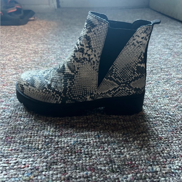 Size 8.5 Qupid Snake Skin Chelsea Boot - Picture 3 of 6